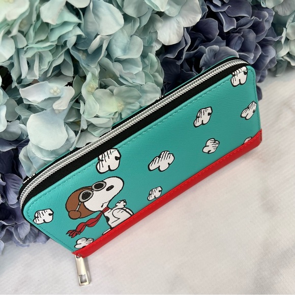 Peanuts Snoopy in Flight Clutch Wallet - Picture 4 of 14